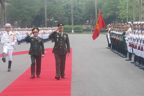 Le général de corps d'armée Do Ba Ty et le général Worapong Sanganetra. Photo: QDND